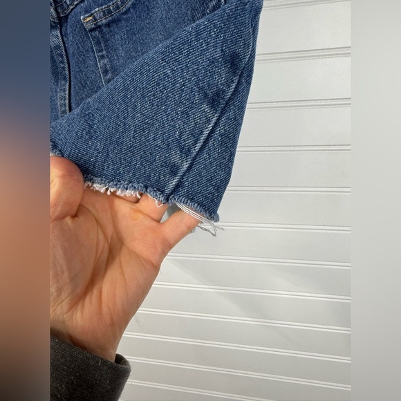 Wrangler women’s cut off denim shorts. Size 32. - Picture 3 of 6